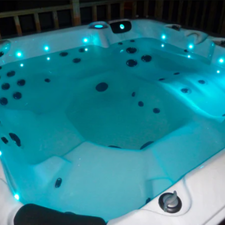 6 Person 44-Jet Thunder Bay Hot Tub Lights