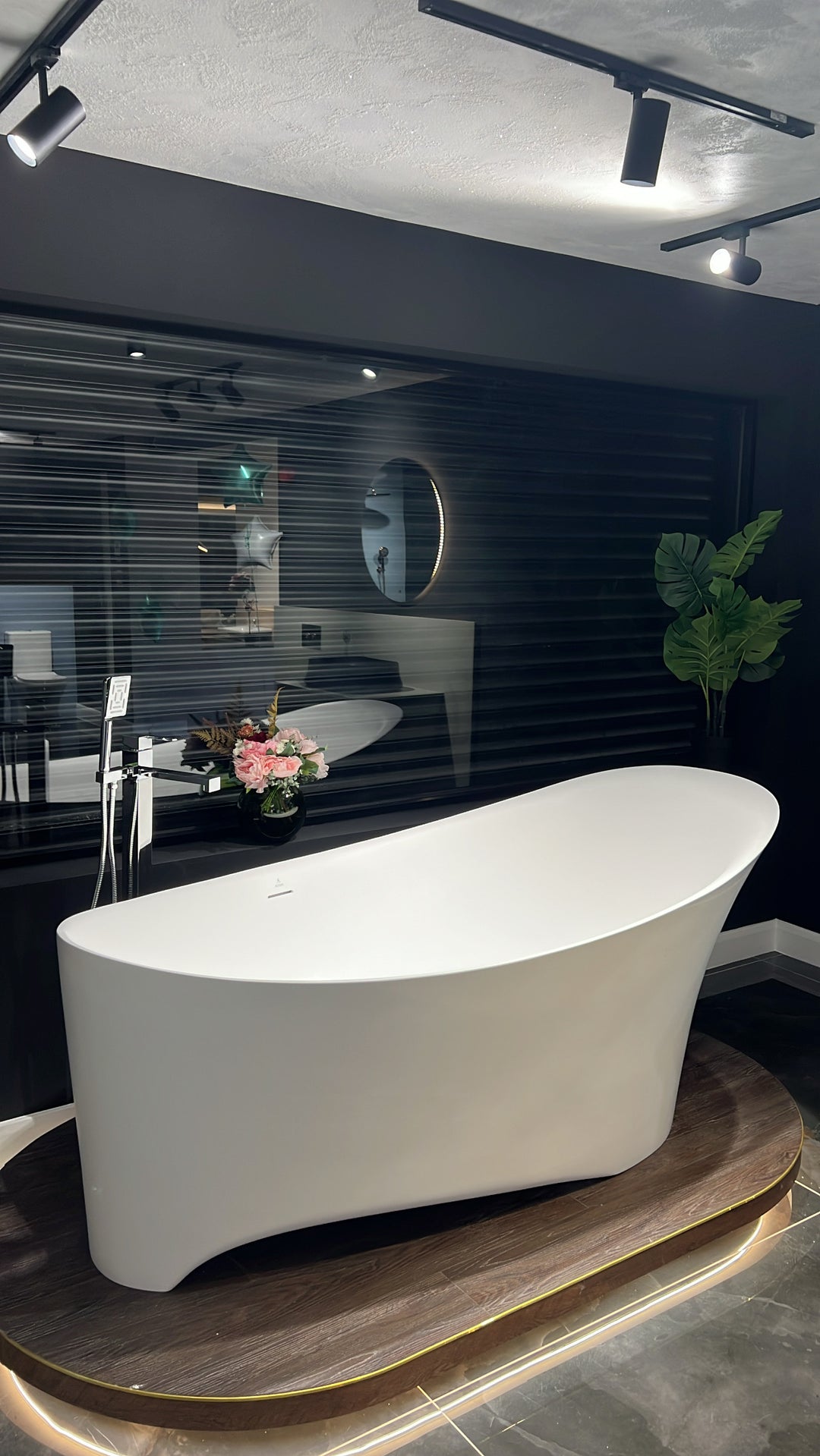 Tiaara Free Standing Bathtub