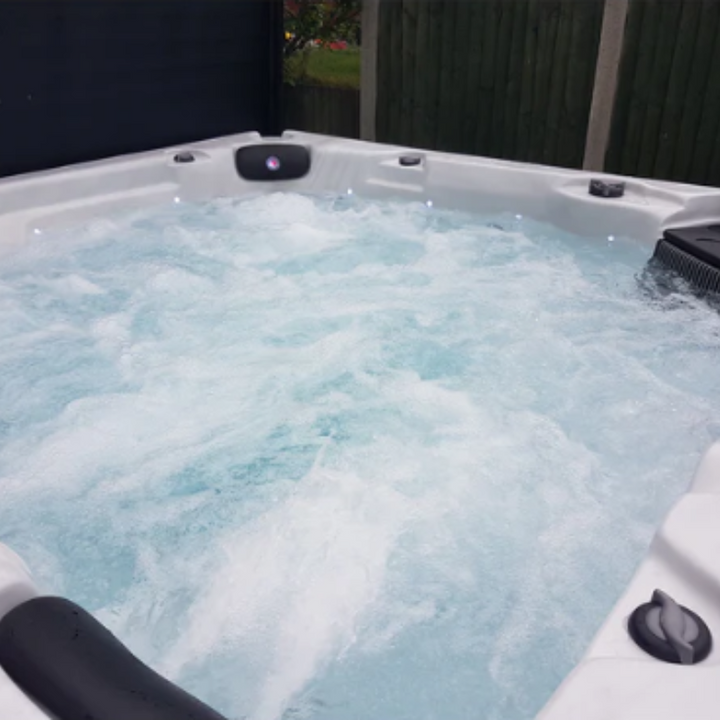 Niagara 7 Seater Hot Tub Spa with 49 Jets