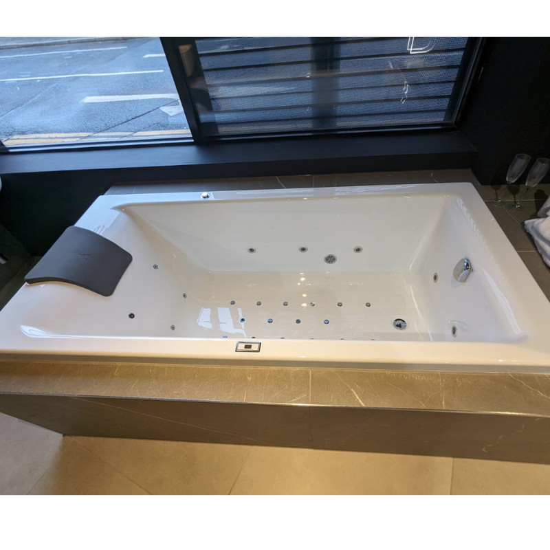 Quadro Whirlpool and Airpool Combi Bathtub