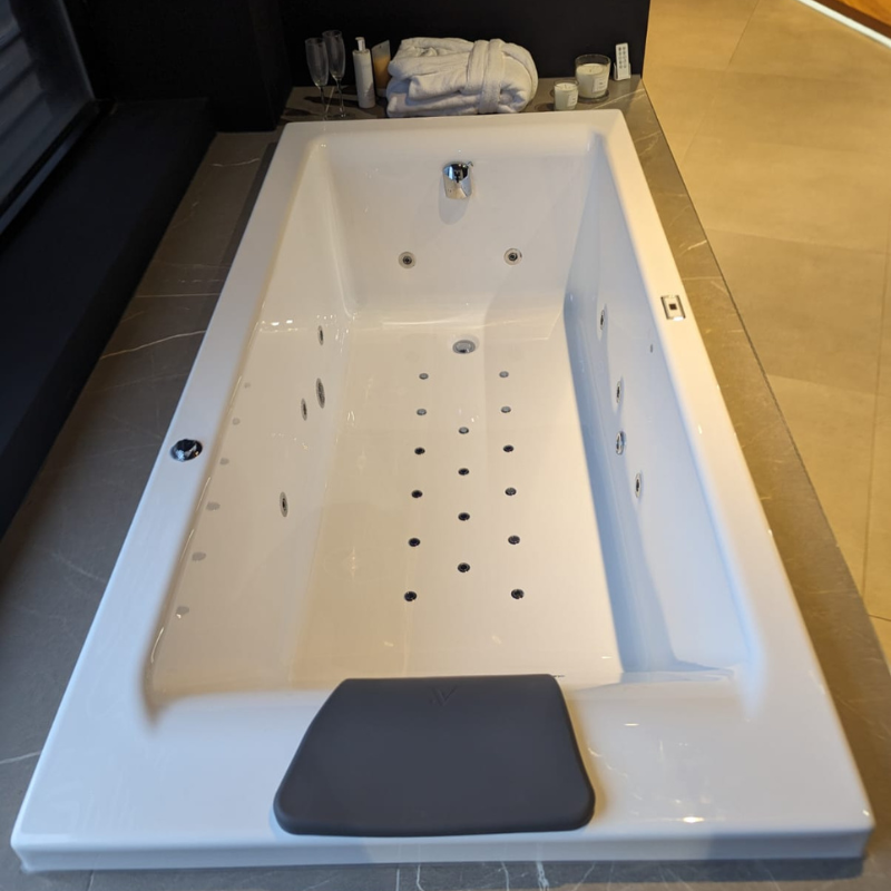 Quadro Whirlpool and Airpool Combi Bathtub